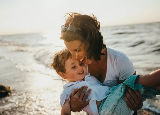 Une mère et son fils joyeux sur une plage