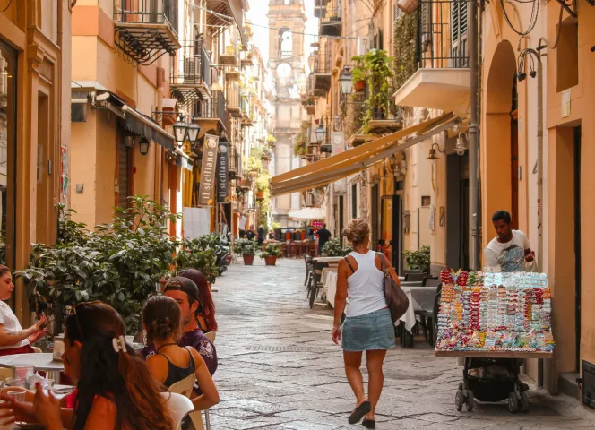 Une femme marchant dans les rues siciliennes