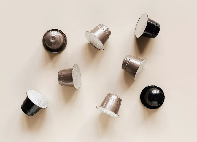 Capsules de café sur un fond nude