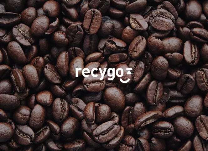 Grains de café avec le logo de notre partenaire Recygo