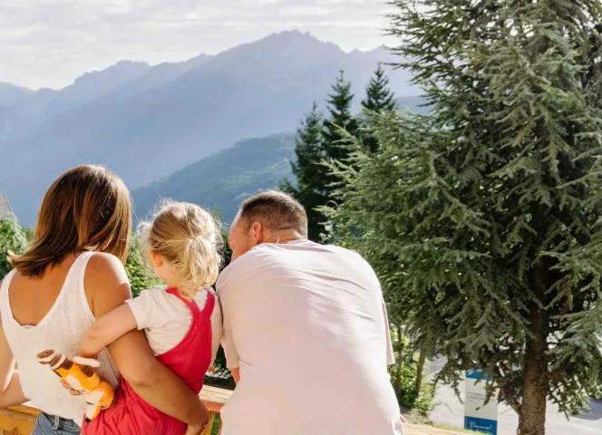 Une famille sur la terrasse d'un village de vacances en Savoie