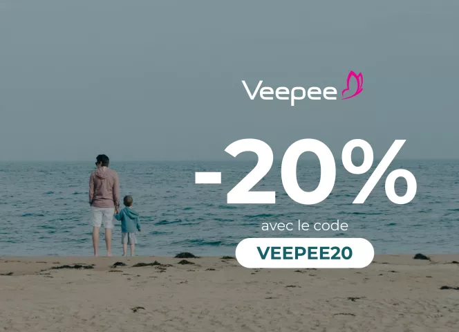 Père et son fils sur une plage face à la mer