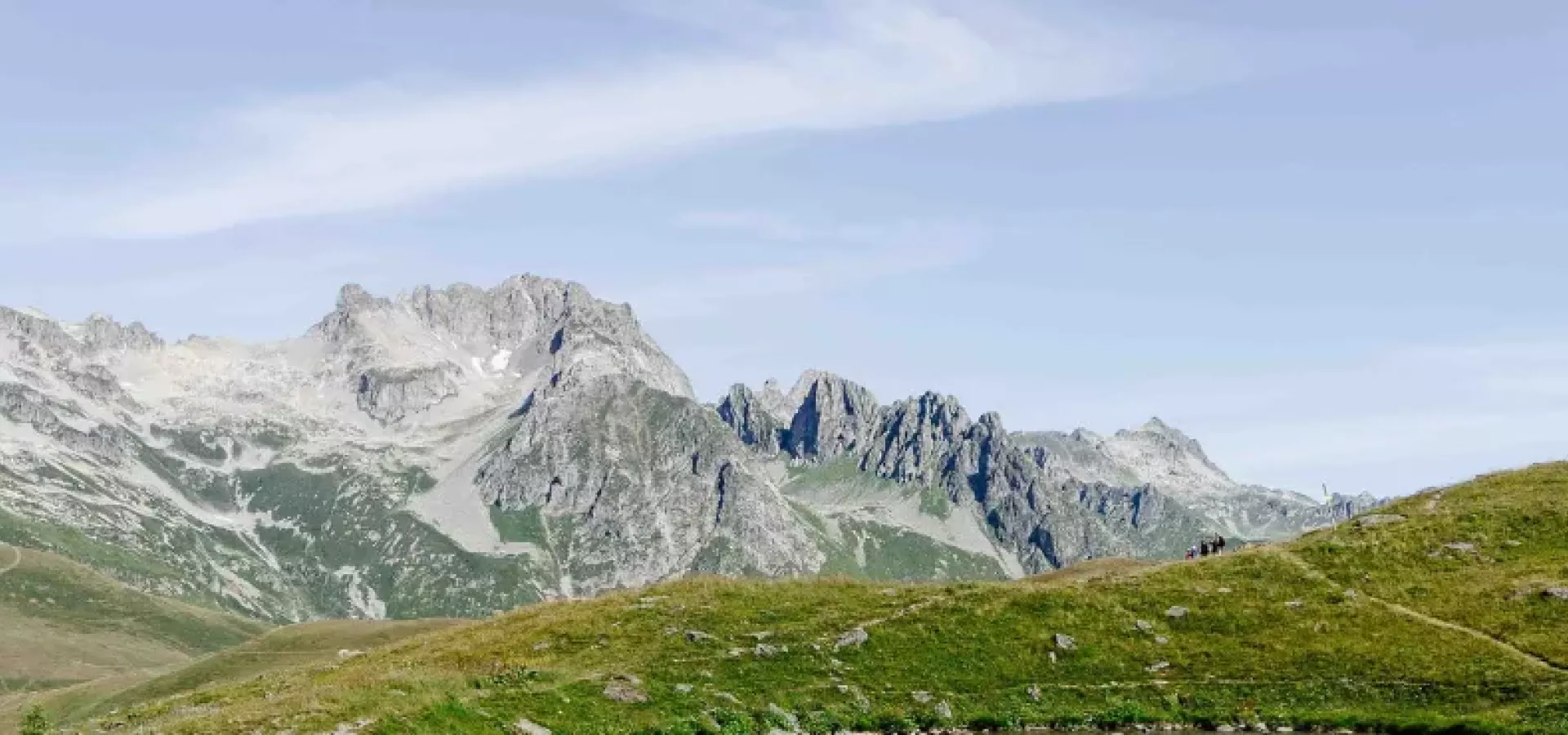 Sommet montagneux sous un temps estival