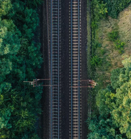 Rail de train dans un environnement arboré