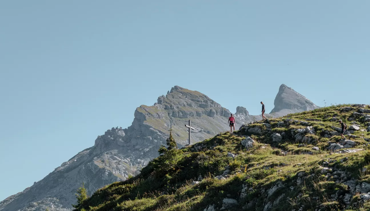 Randonneurs en montagne en plein été