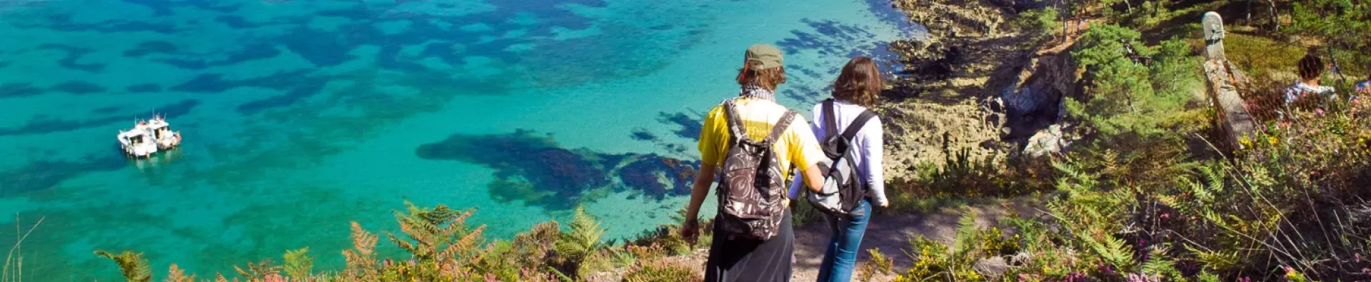 Randonneurs sur un sentier en bord de mer