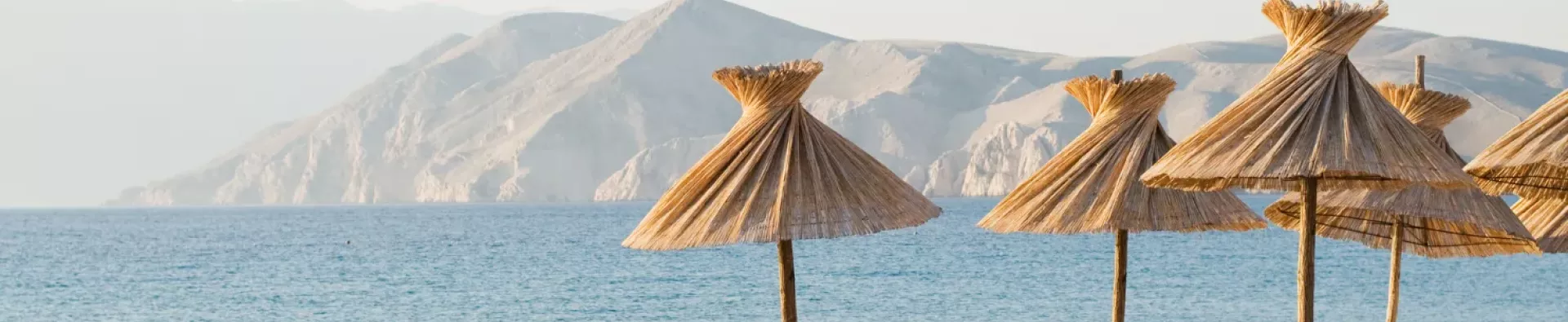 Plage avec ses parasols face à la mer au petit matin