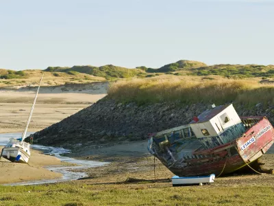 Plage Port-Bail et des bateaux de pêches échoués (Crédit photo : OT Cotentin)