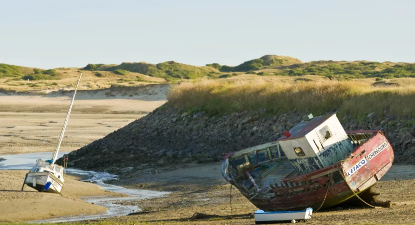 Plage Port-Bail et des bateaux de pêches échoués (Crédit photo : OT Cotentin)