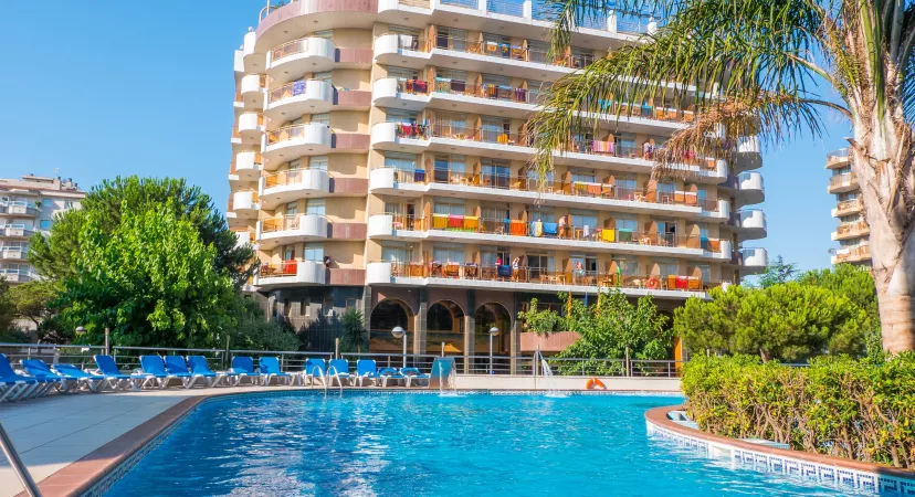 Hôtel de l'extérieur avec sa piscine