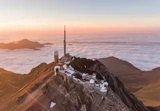 Le pic du Midi en été vue du ciel avec le coucher du soleil (Crédit : OT x Mathieu Pinaud)