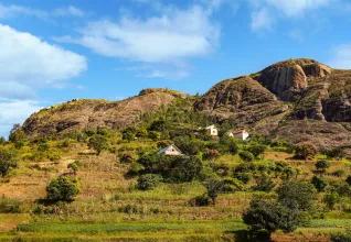 Rizières en terrasses sur de petites collines avec des maisons en argile dans la région près d'Ambositra