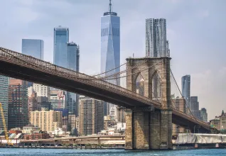 Pont de Brooklyn avec les gratte-ciels en arrière-plan