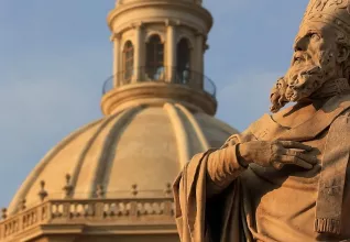 Statue sur la cathédrale de Catane