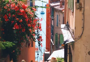 Rues dans la vieille ville de Nice avec une vue sur la mer Méditerrannée