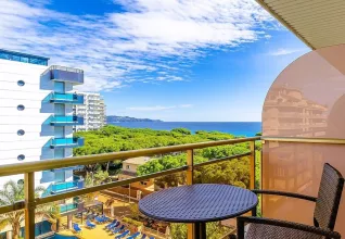 Vue sur la mer depuis une chambre de l'hôtel