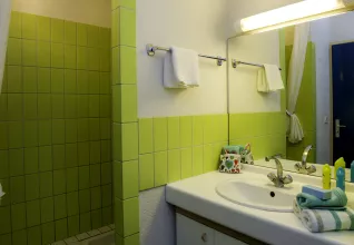 Salle de bain studio 4 personnes village vacances ATC Argentière-Chamonix