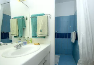 Salle de bain Vue d'ensemble studio résidence de vacances ATC à Bagnères-de-Bigorre