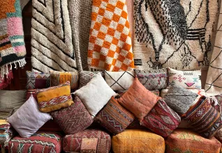 Stand de tapis et coussins sur un zouk marocain