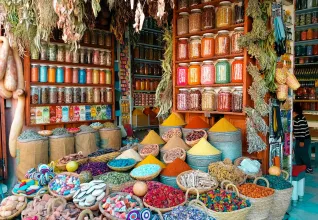 Stand d'épices dans un zouk à Marrakech