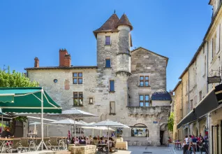 Place Saint-Louis dans le centre ville de Périgueux