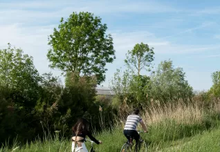 Homme et femme à vélo en pleine nature