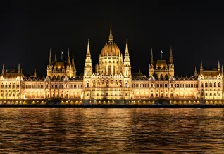 Parlement de Budapest avec le Danube en pleine nuit