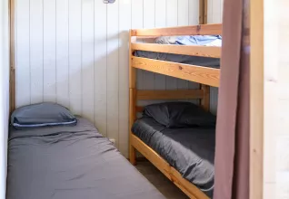 Chambre 3 personnes d'un lodge confort © Marine Monteils Photographe