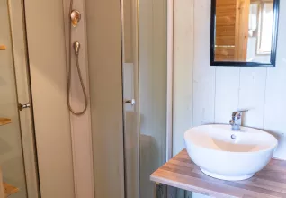 Salle de bain dans notre lodge confort © Marine Monteils Photographe