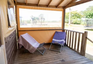 Terrasse et ses transats d'un lodge confort © Marine Monteils Photographe