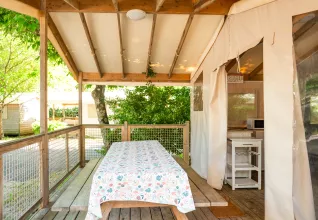 Terrasse et sa table d'un lodge confort © Marine Monteils Photographe