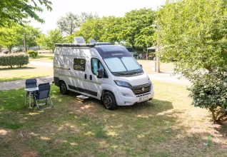 Camping-car sur les emplacements nus du camping© Marine Monteils Photographe