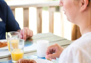 Famille prenant le petit-déjeuner sur la terrasse de leur lodge © Marine Monteils Photographe