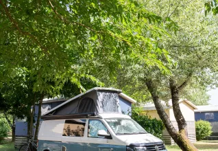 Van sur les emplacements nus du camping © Marine Monteils Photographe