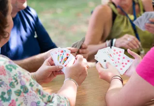 Famille jouant à un jeu de cartes © Marine Monteils Photographe