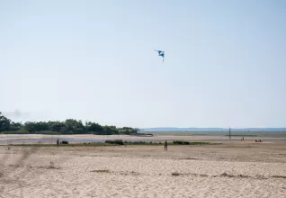 Famille faisant du cerf volant sur la plage de la Hume © Marine Monteils Photographe