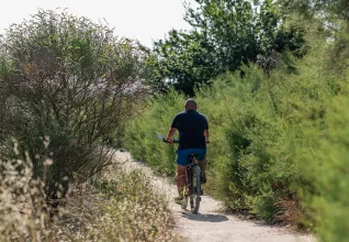 Homme à vélo sur un sentier littoral © Marine Monteils Photographe