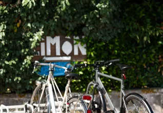 Vélos à l'entrée du camping © Marine Monteils Photographe