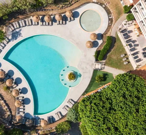 Vue aérienne de la piscine de l'hôtel le Capet à Sainte-Maxime