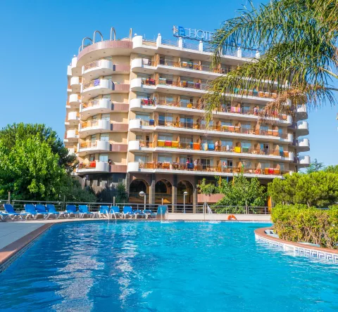 Hôtel de l'extérieur avec sa piscine