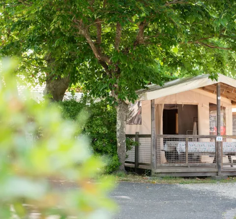 Vue extérieure d'un lodge © Marine Monteils Photographe